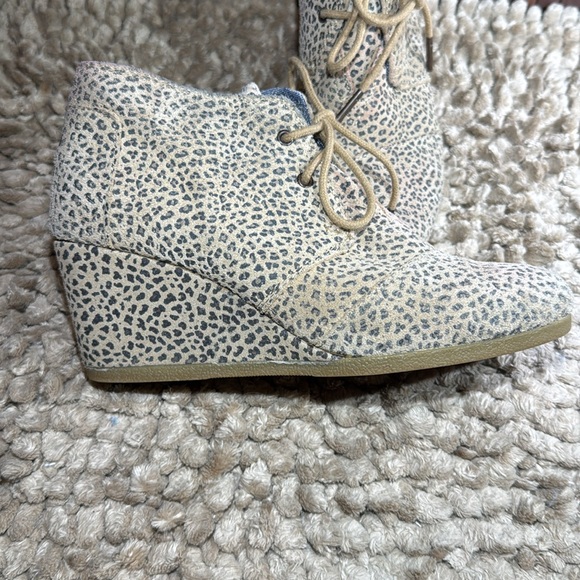 TOMS SHOES LEOPARD PRINT SZ 7 wedges - Picture 5 of 7